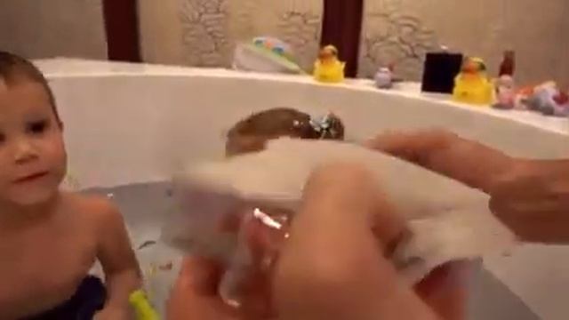 В огромной ванной Животные и водяные бомбочки Макс и Катя забросали папу водой игрушки для в смотреть онлайн
