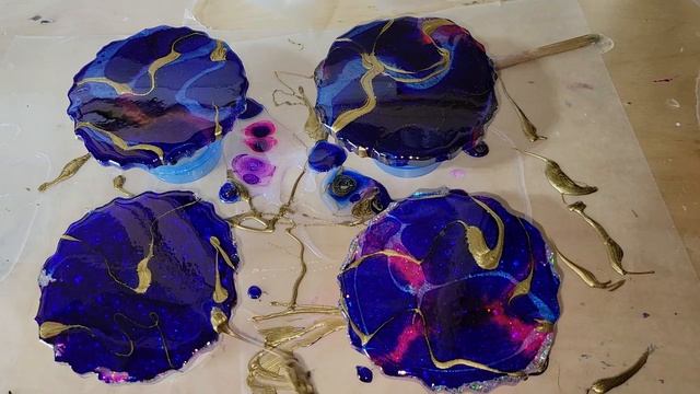 How to add a layer of resin art to resin coasters / Floating gold resin coasters / How to fix uglie смотреть онлайн