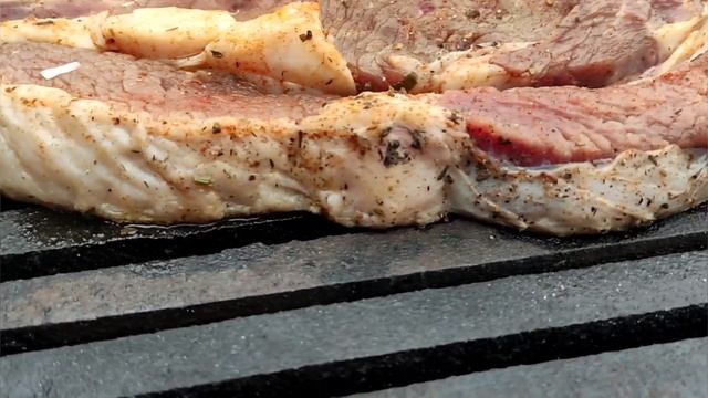 Стейк на мангале//Креветки и кальмары в обмазке на мангале//Как готовить морепродукты на мангале