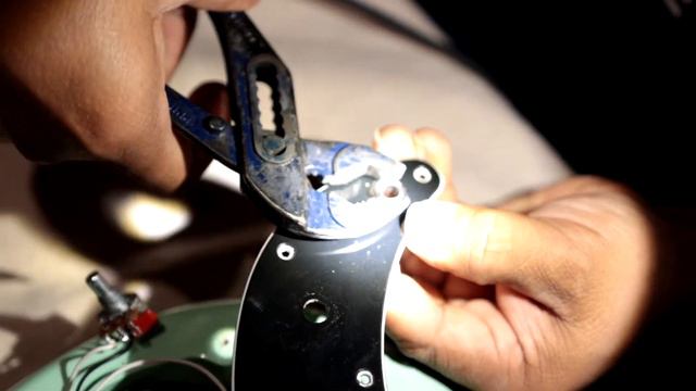 How to open a Squier Precision Bass смотреть онлайн