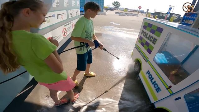 Диана и Даня моют Машину на автомойке. Манкиту смотреть онлайн