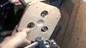 Растачивание посадочного отверстия пильного диска