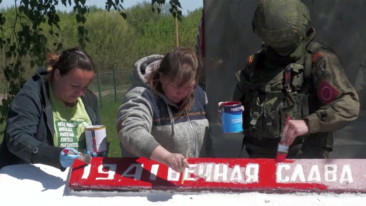 В Луганской республике российские военные помогли ... привести в порядок мемориал советским солдатам
