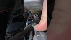 Кожаный ублюдок меняет вентилятор печки на Шкоде Фабия