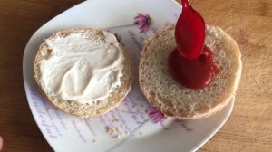 Рецепт как приготовить мясной гамбургер, Самый вкусный бургер с мясом, кетчупом, луком и огурцом