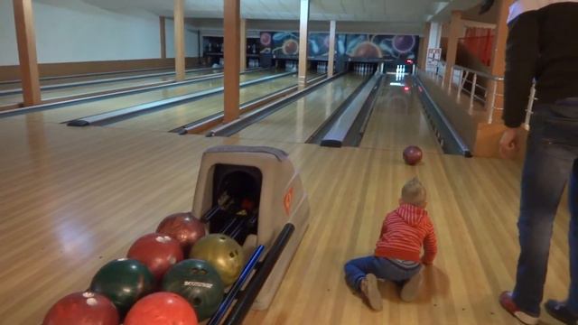 День народження Богдана. 5 років. Частина 1. Граємо в боулінг. смотреть онлайн