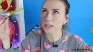 Элли Ди делают макияж  парень