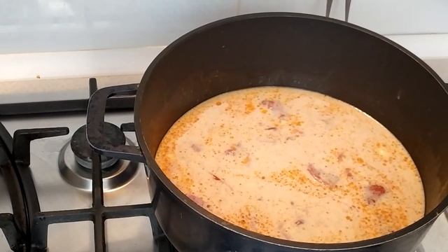 Кролик по-королевски, тушенный в сметане с томатами.