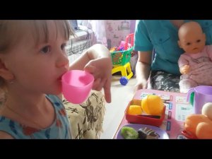 Мама кормит пупсика.Игровой обед с мамиными помощниками