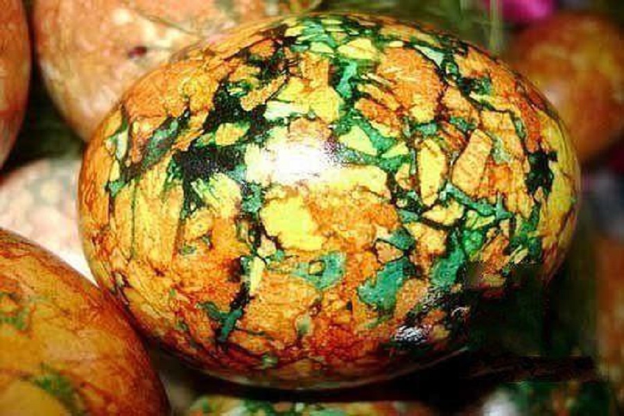 Роспись пасхальных яиц луковой скорлупой - мраморные яйца