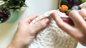 Корзина из трикотажной пряжи ‘по спирали’ с обвязкой ‘рачий шаг’ от и до