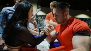 ЧЕМПИОНКА МИРА ПО АРМУ ПРОТИВ КАЧКОВ | ПРАНК В ЗАЛЕ