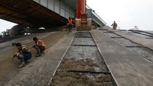 Заливаем опору для моста.