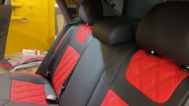 Чехлы на Volkswagen Polo, красные вставки, красная строчка, ромбы