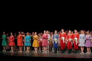 Финал концерта и выпускники, "Школьные годы". Concert finale and graduates, "School Years".