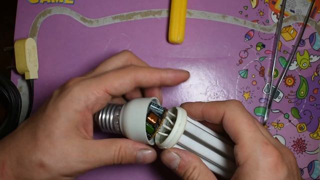 Ремонт ЭНЕРГОСБЕРЕГАЙКИ без ПАЯЛЬНИКА. Самый простой способ отремонтировать ЛЮМИНЕСЦЕНТНУЮ ЛАМПУ. смотреть онлайн