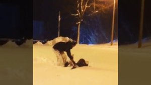 Как правильно бросать девушек в снег