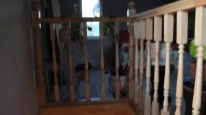 Деревянная лестница в коттедже с поворотом на 90