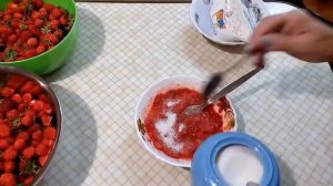 Клубника с молоком! Вкусно!