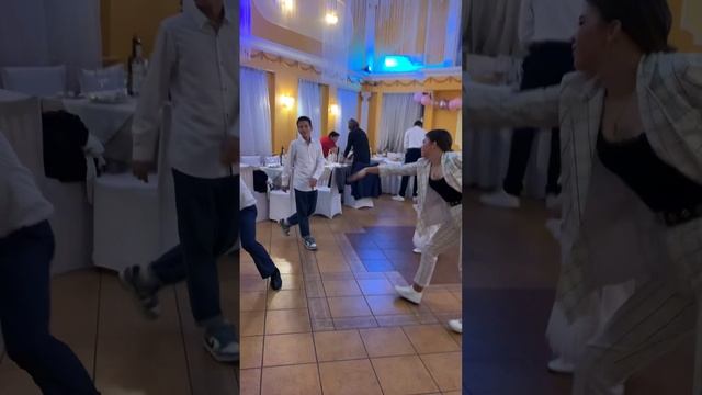 На юбилее у родственников.Зажигательные танцы#лайфстайлблог #блоггер  #осень #ресторан #рекомендации