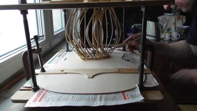 Приклейка бамбуковыми палочками футоров под розетку и подставку на верхнюю деку(видео №57). смотреть онлайн