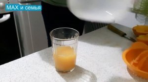 Выжимаем сок с ребенком ручная соковыжималка