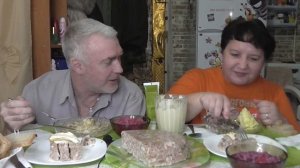 MUKBANG RUSSIA|ДОМАШНЯЯ ЕДА: ХОЛОДЕЦ и ПЮРЕШКА С ПЕЧЕНЬЮ-ГРИБАМИ, КВАШЕНАЯ КАПУСТА ,МАЙОНЕЗ.