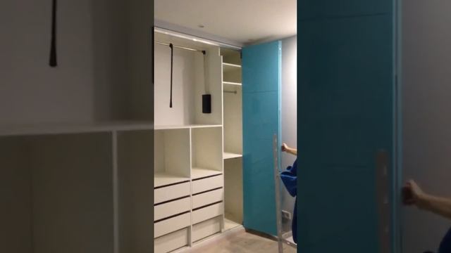 Шкаф-купе в спальню из МДФ, цвет бирюза. Двери складываются в сторону гармошкой, книжкой. Шкафы Кие