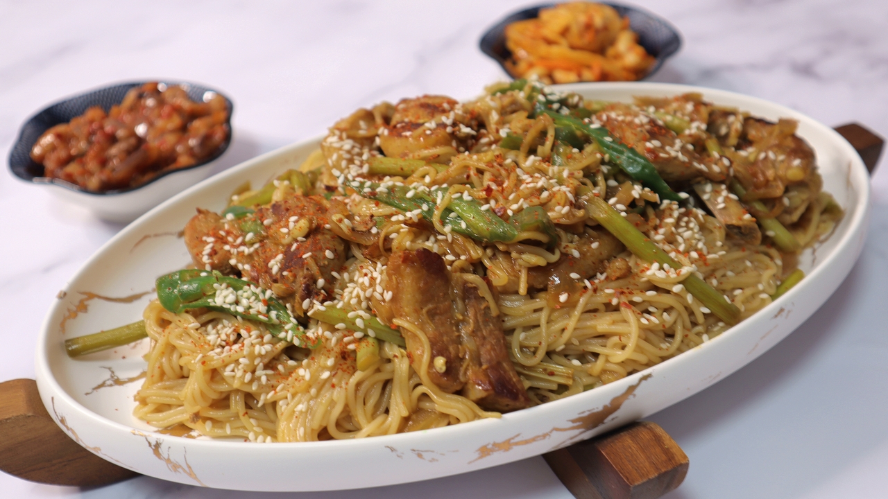 ЛАПША СО СВИНОЙ ГРУДИНКОЙ, ЧЕСНОЧНЫМИ СТРЕЛКАМИ И МАШЕМ! БЕЗУМНО ВКУСНО И БЫСТРО!!!