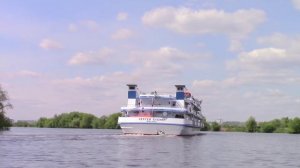Круизный теплоход "Сергей Есенин" идет вверх по Москва-реке! ??