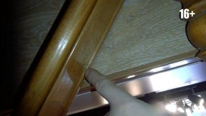 Перила лестницы укреплены посередине. Для надежности. Дача 126. 16+