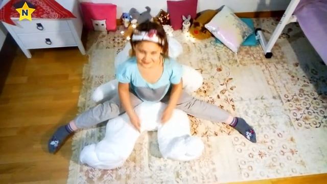 Йога челлендж с огромным мишкой ! Ника учит Мишку заниматься спортом . смотреть онлайн