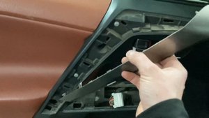Як зняти карту передніх дверей Toyota Rav 4/Как снять карту передних дверей Тойота Рав 4