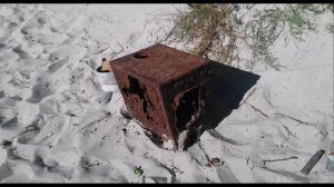 По разведанным местам в дюнах с металлодетектором .