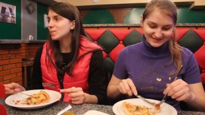 VLOG Мост любви. Поменяли коляску. Алисе понравился мальчик :D. Тир