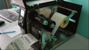 Как печатает самоклеющиеся этикетки термотрансферный принтер с риббоном.mp4