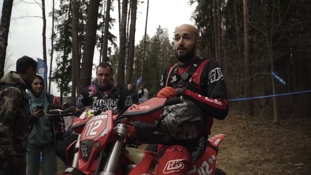 Пока ездили гонку с Романом Курбатовым - придумали как "подарить питбайк". смотреть онлайн