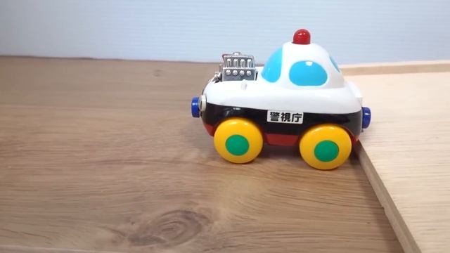 救急車パトカー消防車のミニカーが走る走る！坂道を緊急走行テスト Ambulance police car Minicar of fire truck run run! Slope drive tes смотреть онлайн