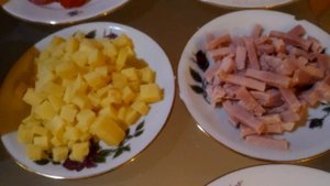 Вкуснейшая пицца  из готового дрожжевого теста.Итальянская кухня.