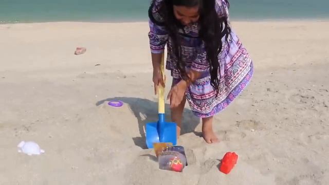 शफा अपनी नानी के साथ beach पर खेलते हुए!!!! смотреть онлайн