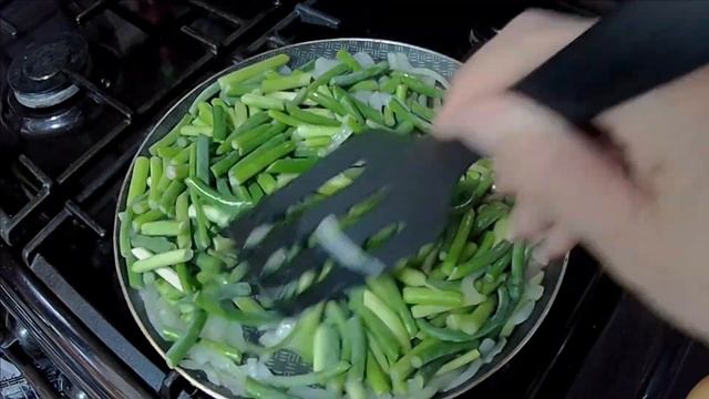 Чесночные стрелки под сырной корочкой , на сковородке.Такого Вы не пробовали точно.Летняя закуска.