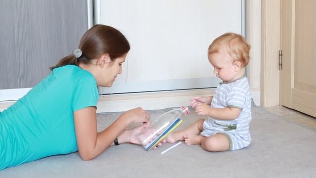 МЕЛКАЯ МОТОРИКА - занятия для детей от 9 месяцев до года (1 часть) смотреть онлайн