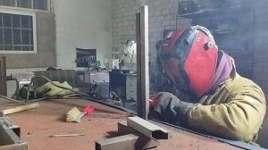 Учимся варить электродом.Пытаюсь варить вертикал,не отрывать дугу...