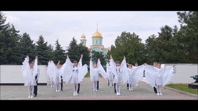 Пешковская СОШ - Праздничный концерт - Танец  Птицы белые.mp4