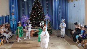 Танец Елочек и Снеговиков