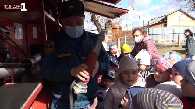 В гостях у детей детского сада №9 побывала команда 81 пожарно-спасательной части смотреть онлайн