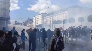 Полиция во Франции применила водометы против недовольных пенсионной реформой