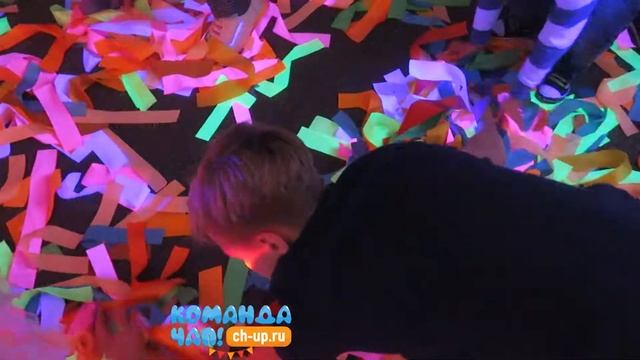 Неоновое шоу с ультрафиолетовами лентами лентами для детского праздника