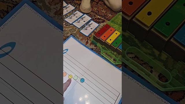 Эмилия играет ноты До,ре,ми,фа,соль.