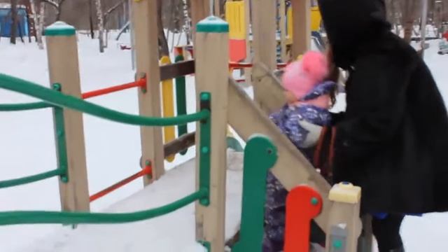 Семейная прогулка в парке.Алина катается на карусели.Family Walk In The Park.